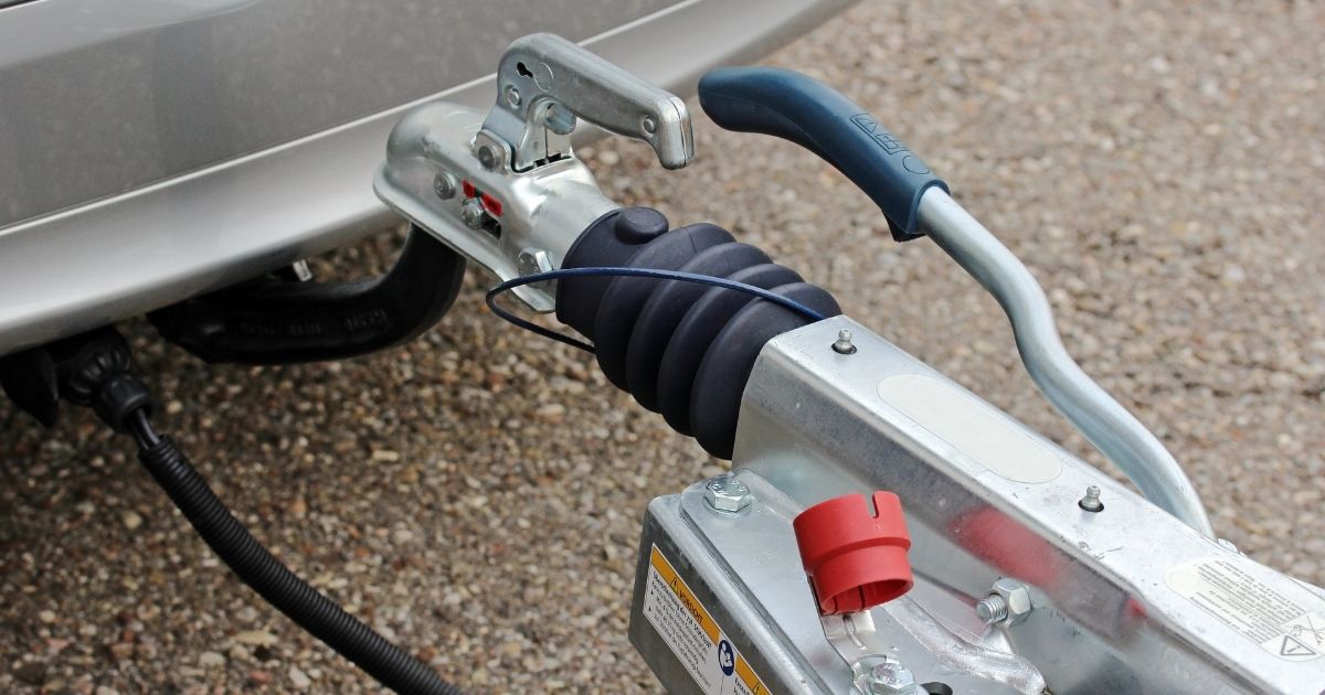 Branchement du câble électrique entre voiture et remorque attelée
