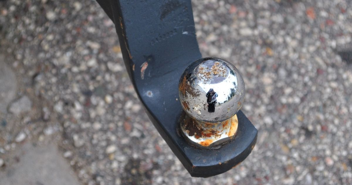 Gros plan sur une boule d'attelage standard de véhicule