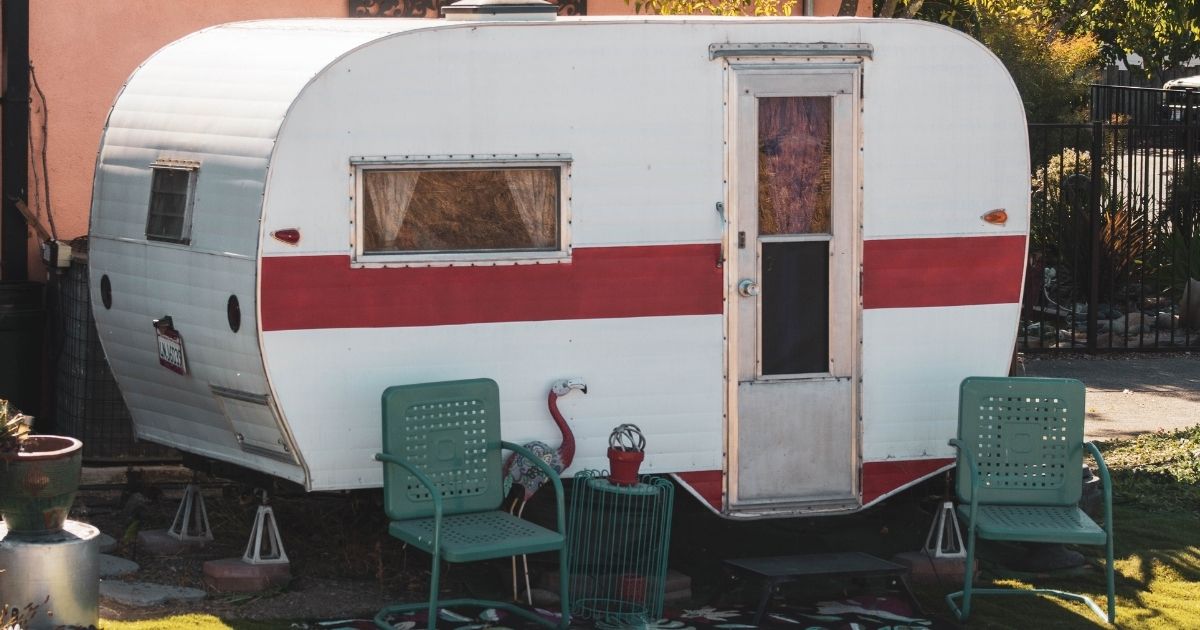 Caravane vintage avec décoration rétro et chaises flamants roses