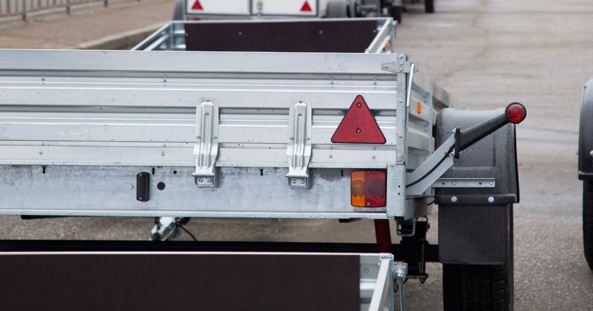 Détail de ridelle de remorque utilitaire avec système de verrouillage